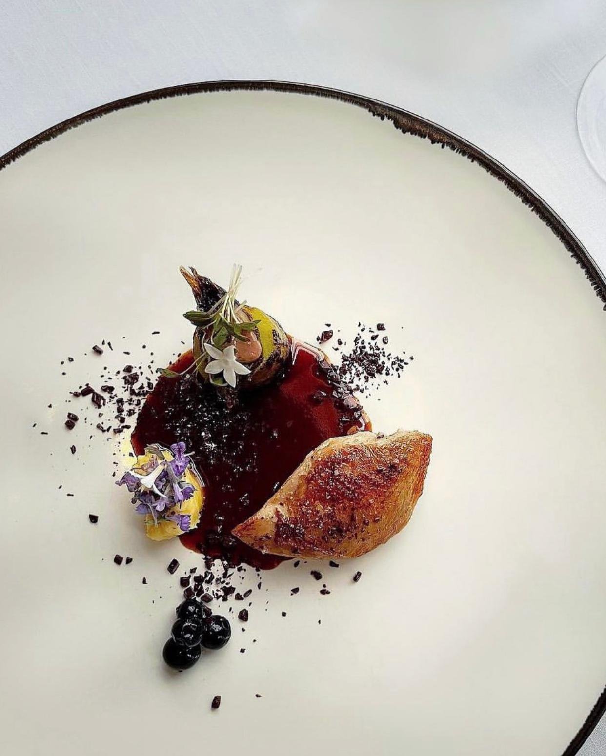 © Esquisse – Official visual | Source: Instagram @esquisse_inside