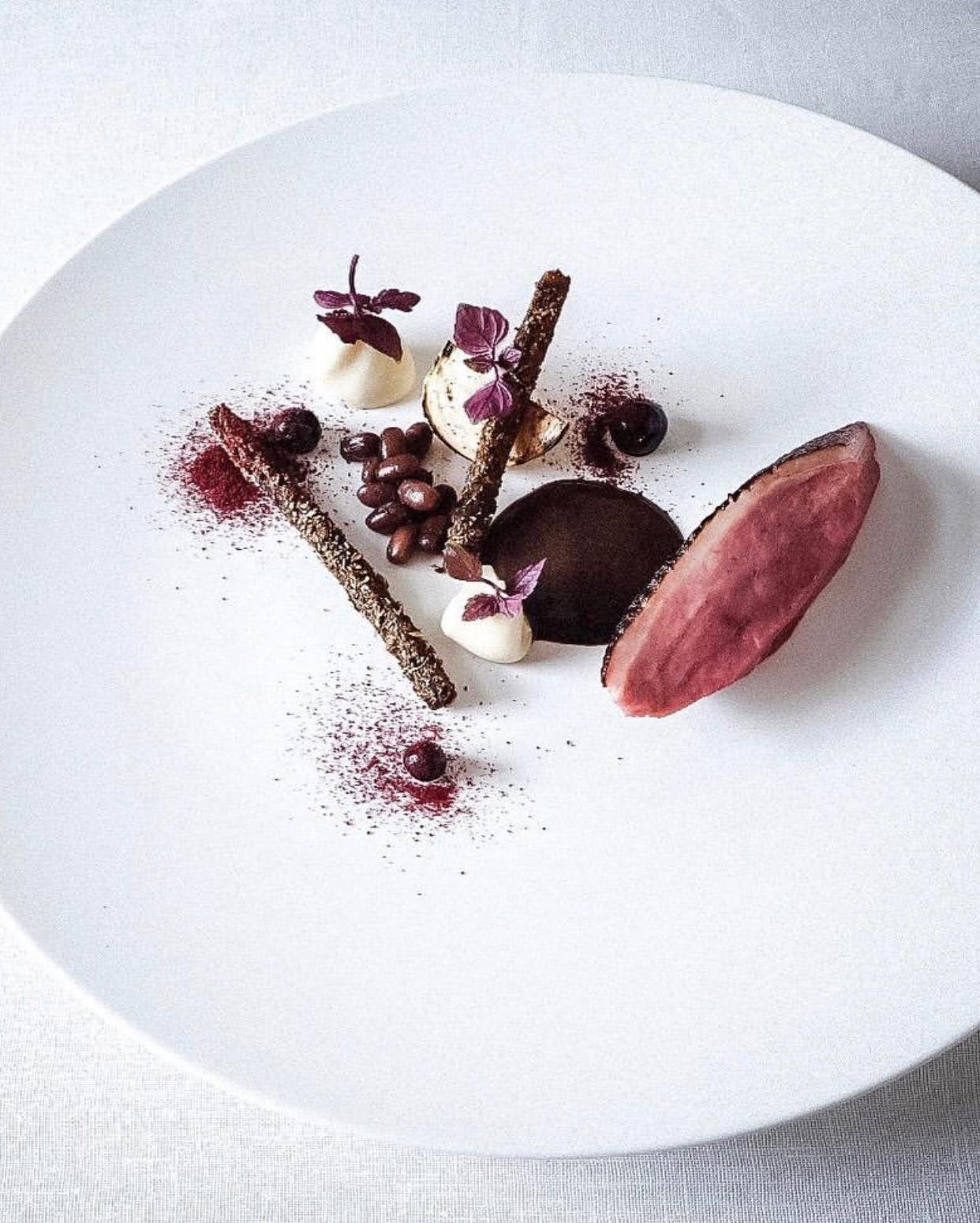 © Esquisse – Official visual | Source: Instagram @esquisse_inside